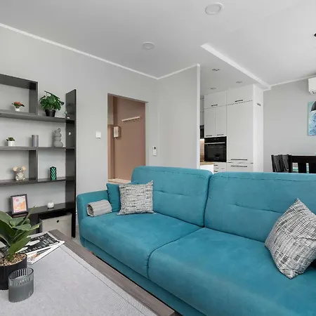 Spacious With Air Conditioning, Desk And Balcony By Renters