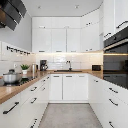 Spacious With Air Conditioning, Desk And Balcony By Renters *
