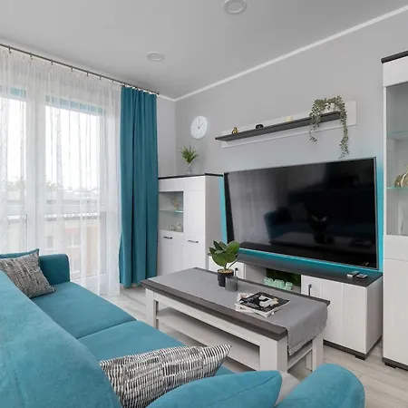 Apartment Spacious With Air Conditioning, Desk And Balcony By Renters *