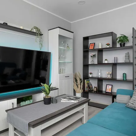 Spacious With Air Conditioning, Desk And Balcony By Renters Apartman *