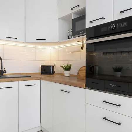 Spacious With Air Conditioning, Desk And Balcony By Renters