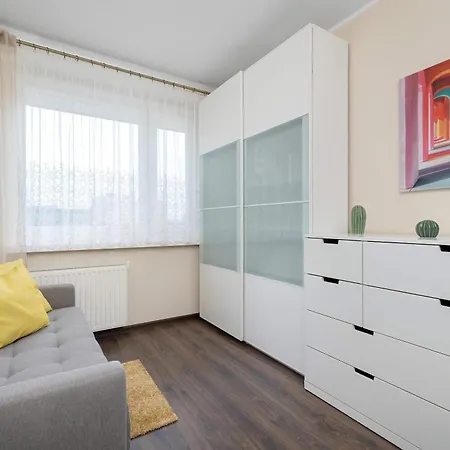 Spacious With Air Conditioning, Desk And Balcony By Renters *