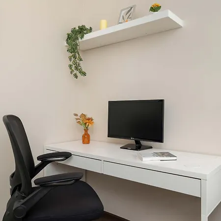 Spacious With Air Conditioning, Desk And Balcony By Renters Apartman