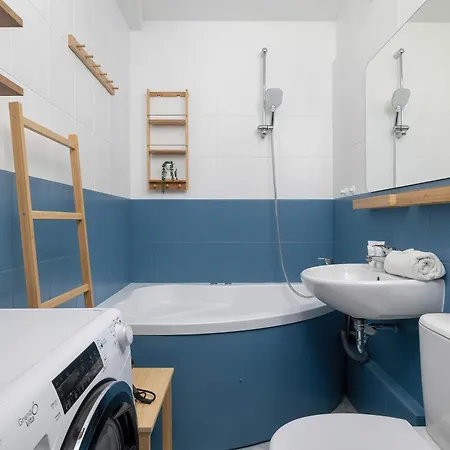 Spacious With Air Conditioning, Desk And Balcony By Renters