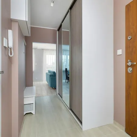 Spacious With Air Conditioning, Desk And Balcony By Renters *