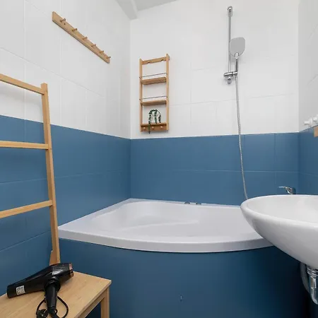Apartment Spacious With Air Conditioning, Desk And Balcony By Renters Kattowitz