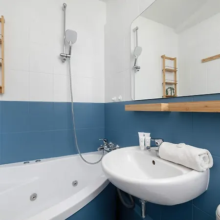 Apartment Spacious With Air Conditioning, Desk And Balcony By Renters