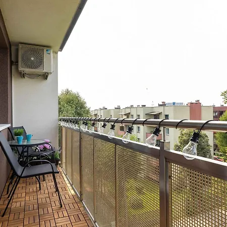 Apartman Spacious With Air Conditioning, Desk And Balcony By Renters