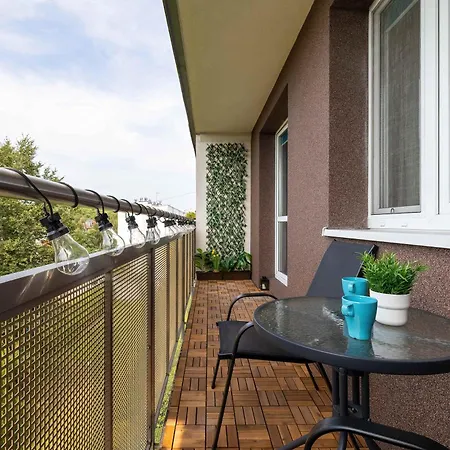 Apartment Spacious With Air Conditioning, Desk And Balcony By Renters *